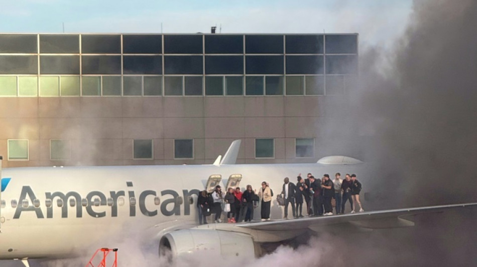 Una docena de heridos por un incendio en un avi&oacute;n tras aterrizar en EEUU