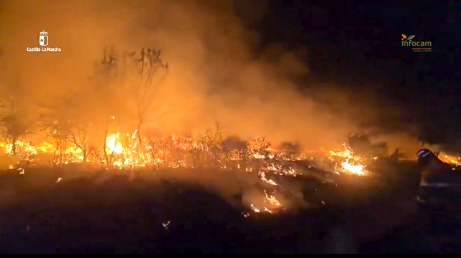 Un incendio al norte de Madrid deja 26.000 hect&aacute;reas calcinadas y 1.200 evacuados, seg&uacute;n los bomberos