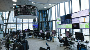 Borsa: l'Europa volatile, Milano gira in calo dell'1%