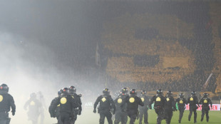 "Pyrotechnik als Waffe": DFB verh&auml;ngt Strafen nach Skandalspiel