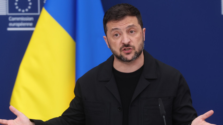 Zelensky, '10 morti in raid russi, Putin umilia la pace'