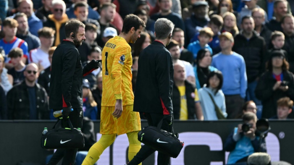 Com les&atilde;o na coxa, goleiro Alisson ficar&aacute; afastado por 6 semanas