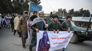 Mujeres afganas que trabajan para oeneg&eacute;s, amenazadas de muerte si no llevan burka