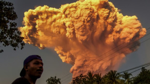 Alerta máxima por volcán en erupción en Indonesia