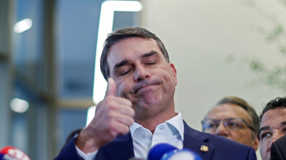 Fl&aacute;vio Bolsonaro enfrenta tempestade a meses das elei&ccedil;&otilde;es presidenciais