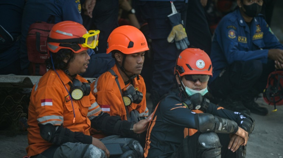 Ecole effondr&eacute;e en Indon&eacute;sie: plus aucun signe de vie, lourd bilan redout&eacute;