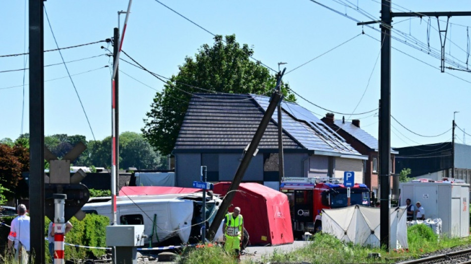 Quatro mortos, incluindo duas crian&ccedil;as, em colis&atilde;o entre trem e transporte escolar na B&eacute;lgica