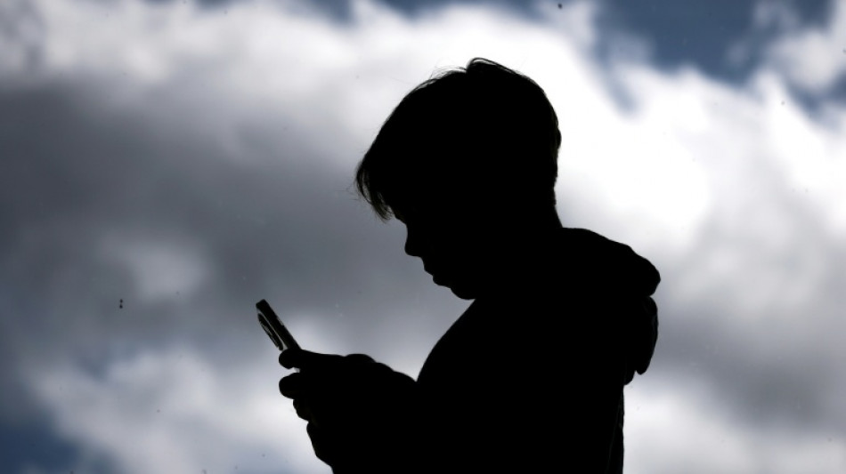 UE considera proibir o acesso de menores &agrave;s redes sociais