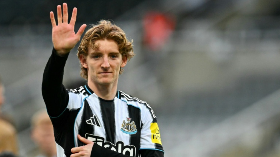 Barcelona sign Gordon from Newcastle