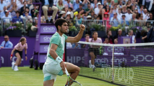 Alcaraz sofre em estreia na temporada de grama, mas avan&ccedil;a no ATP 500 de Queen's