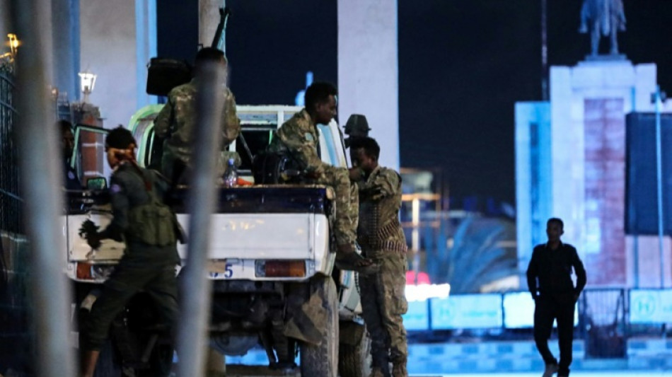 Milicianos siguen atrincherados en hotel de Somalia tras ataque que dej&oacute; 8 muertos