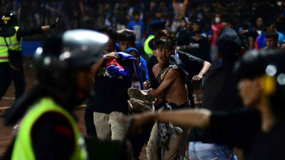 Caos y p&aacute;nico en estadio de Indonesia antes de estampida mortal