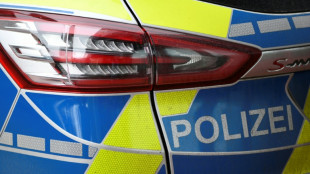 B&ouml;se &Uuml;berraschung: Einbrecher steht neben Bett von schlafendem 59-J&auml;hrigen