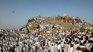 Hadsch-H&ouml;hepunkt in gro&szlig;er Hitze: Muslimische Pilger beten auf dem Berg Arafat