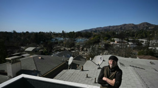 Cerca de Los &Aacute;ngeles, un conserje "testarudo" acampa en las ruinas de su edificio