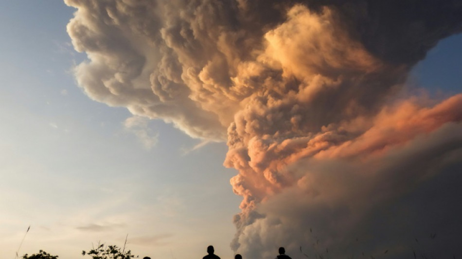 Nueva erupci&oacute;n volc&aacute;nica en Indonesia lanza una enorme columna de ceniza al cielo