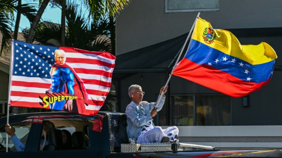 Multid&atilde;o de venezuelanos comemora na Fl&oacute;rida a queda de Maduro