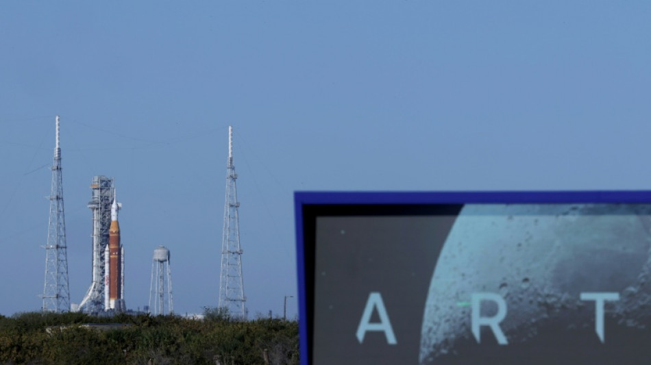 Retour au hangar pour la fus&eacute;e lunaire de la Nasa, qui doit subir des r&eacute;parations