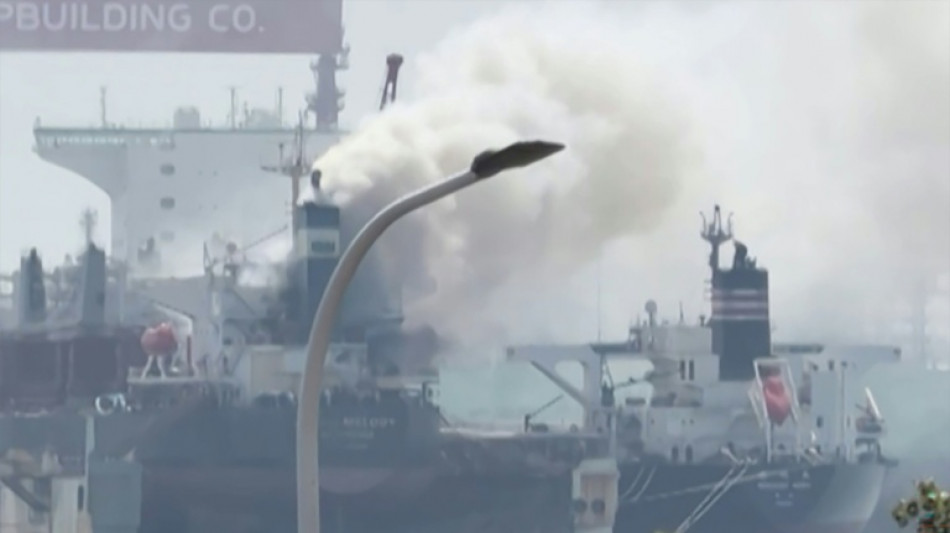 Inc&ecirc;ndio em navio de carga na China deixa ao menos 25 mortos