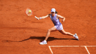 Swiatek qualifies for French Open last 16