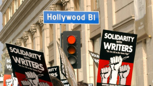 Piquetes se extienden en Hollywood donde los guionistas est&aacute;n en huelga