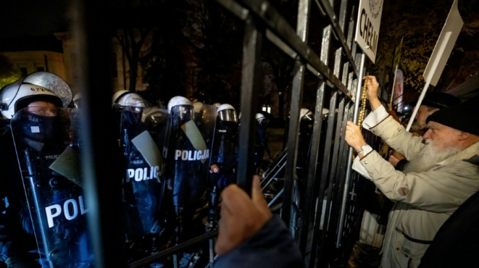 Pologne : la police bloque l'acc&egrave;s au Tribunal constitutionnel, au  c&oelig;ur d'une crise politique