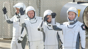 Quatro astronautas da ISS iniciam retorno antecipado &agrave; Terra por problema de sa&uacute;de