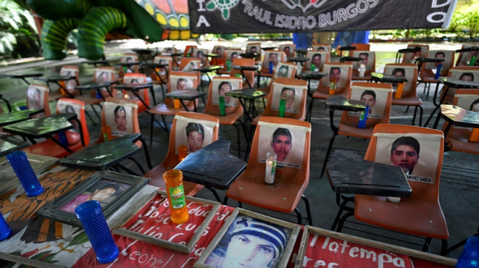 Familiares de 43 estudiantes desaparecidos en M&eacute;xico exigen la verdad a la pr&oacute;xima presidenta
