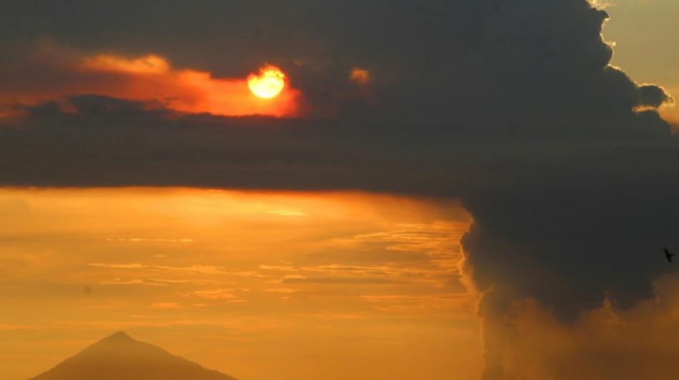 L'Indon&eacute;sie &eacute;l&egrave;ve le niveau d'alerte du volcan Anak Krakatoa