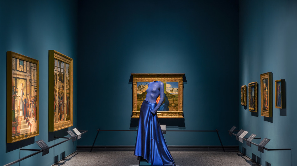 Gli abiti di Armani in mostra tra le opere di Brera