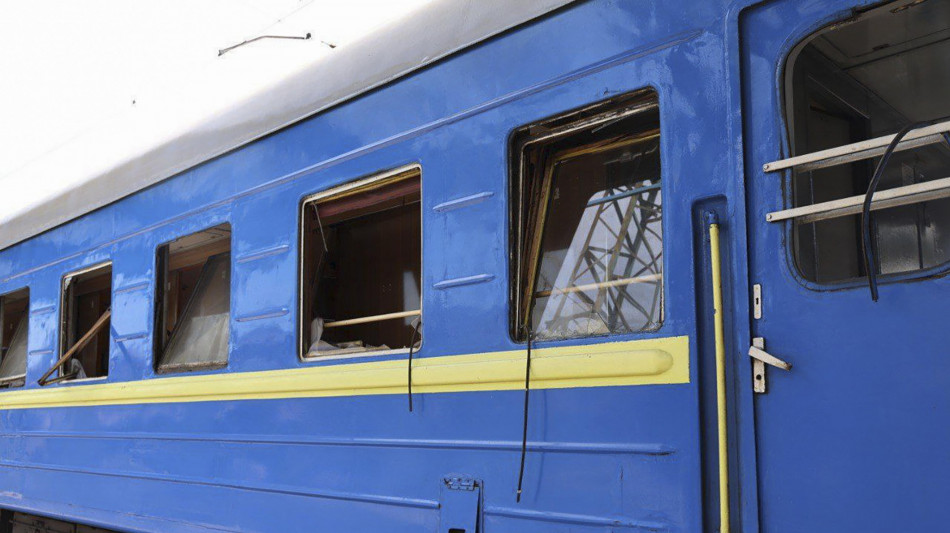 Kiev, '13 morti in un attacco russo contro un treno a Dnipro'