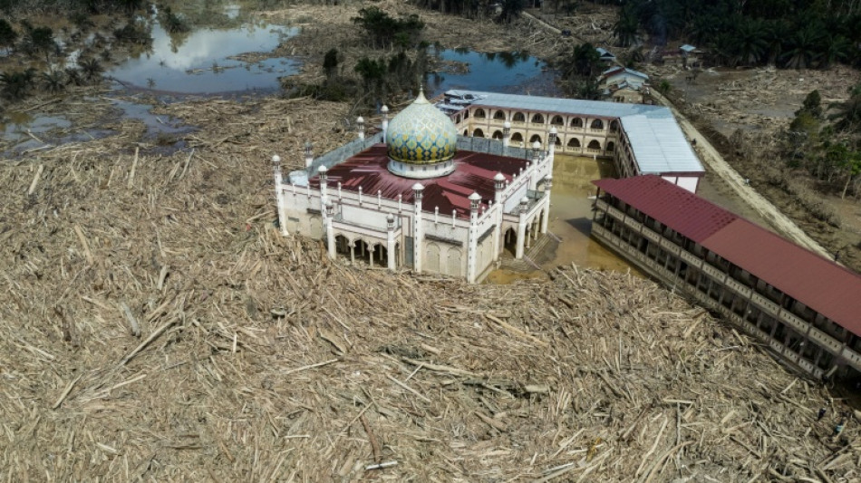 Toll in deadly Indonesia floods near 1,000, frustrations grow