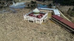 Toll in deadly Indonesia floods near 1,000, frustrations grow