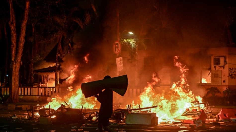 Protestos violentos prosseguem na Indon&eacute;sia; presidente denuncia 'terrorrismo'