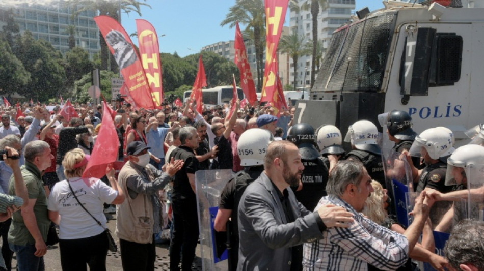 T&uuml;rkische Polizei setzt in Izmir Tr&auml;nengas und Wasserwerfer gegen Opposition ein