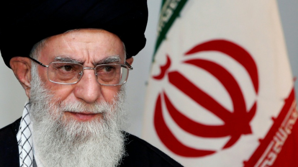 Leichnam von Chamenei zur Aufbahrung in die Mosalla von Teheran gebracht