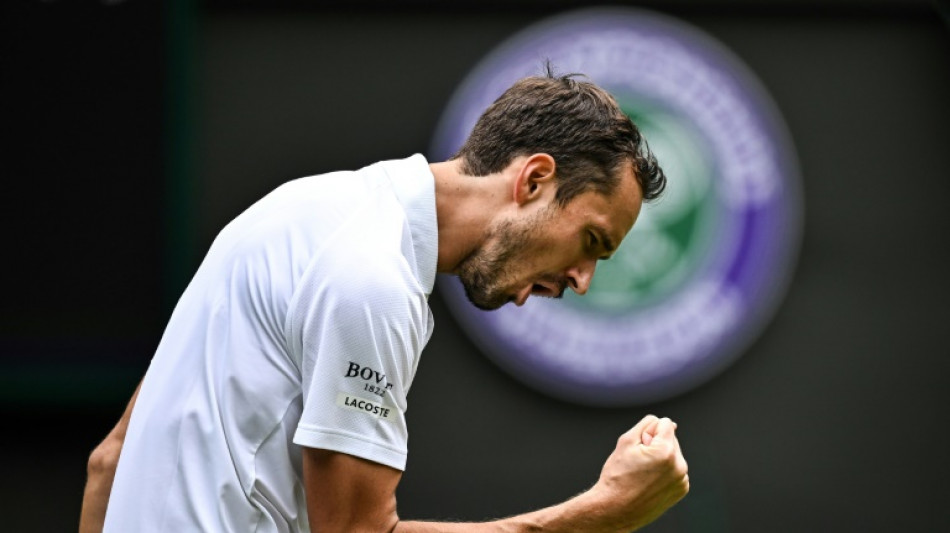 Medvedev estreia em Wimbledon com vit&oacute;ria tranquila em tr&ecirc;s sets