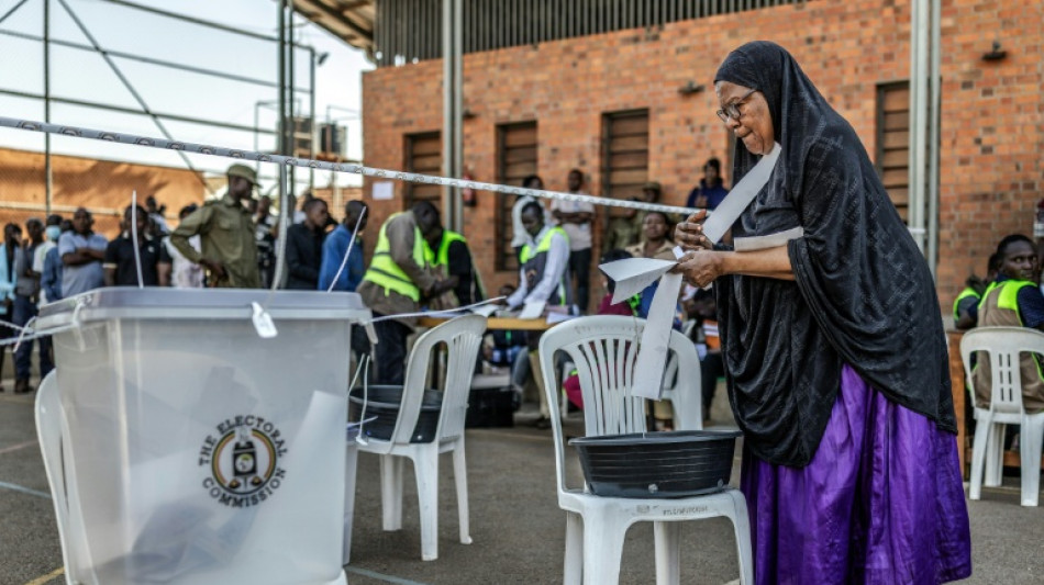 Pr&auml;sidentschaftswahl in Uganda schleppend angelaufen - Opposition: "Absichtliche Verz&ouml;gerungen"