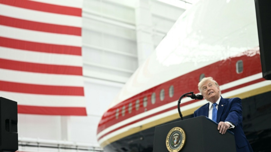 "Fliegendes Wei&szlig;es Haus": Trump enth&uuml;llt von Katar geschenkte neue Air Force One