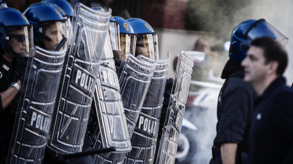 Tensioni fuori all'Olimpico, idranti per disperdere tifosi
