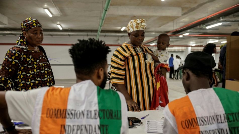 Les Ivoiriens votent dans le calme pour la pr&eacute;sidentielle, Ouattara grand favori
