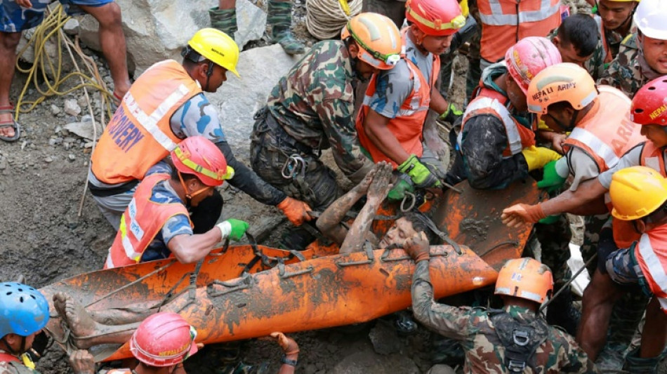 Dois trabalhadores resgatados em t&uacute;nel do Nepal nove dias ap&oacute;s avalanche