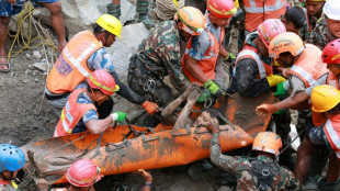 Dois trabalhadores resgatados em t&uacute;nel do Nepal nove dias ap&oacute;s avalanche