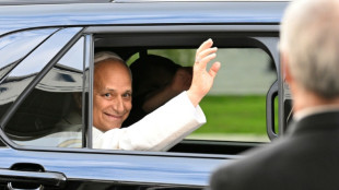 Smiling pope returns to Vatican after cancer surgery