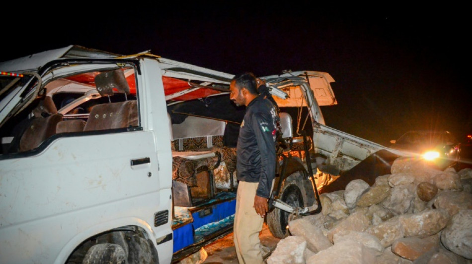 Al menos 20 muertos, 11 de ellos ni&ntilde;os, en un accidente de autob&uacute;s en Pakist&aacute;n