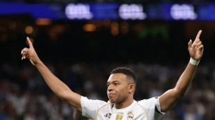 Real Madrid goleia Valencia (4-0) e se mantém isolado na liderança do Espanhol