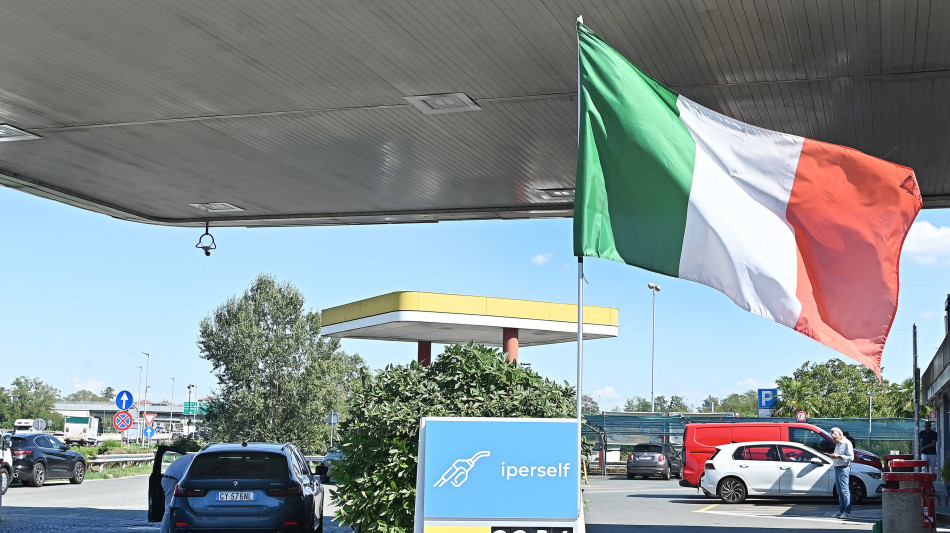 Prezzi benzina e gasolio stabili sulle strade, da domani si dimezza sconto accise
