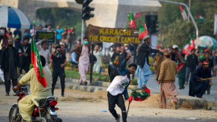 Detienen en Pakist&aacute;n a veinte partidarios del ex primer ministro Imran Khan