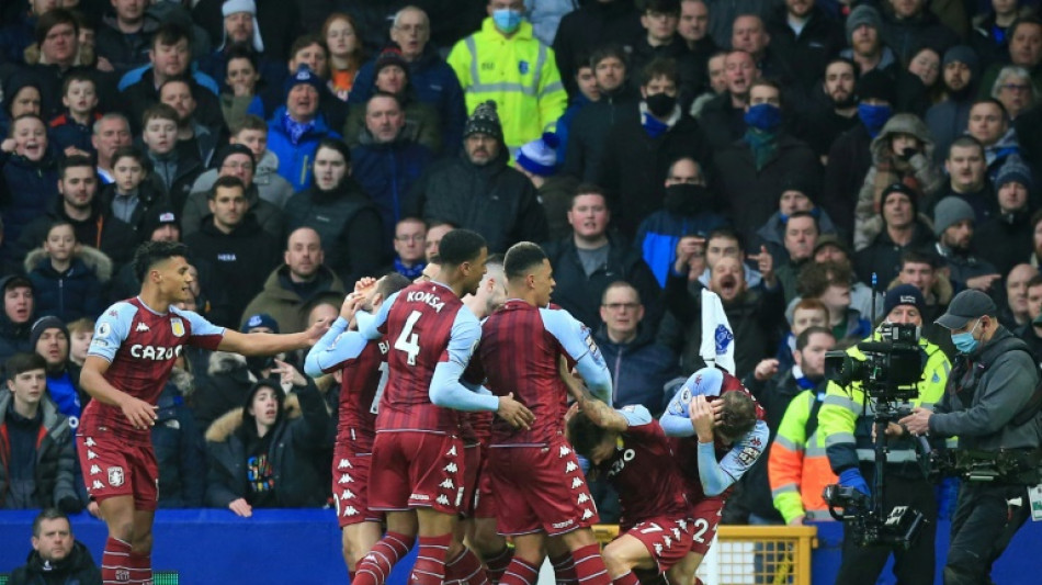 Foot: Digne touch&eacute; par une bouteille jet&eacute;e des tribunes contre son ancien club, Everton