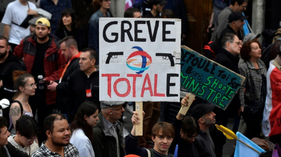 Les syndicats dans la rue pour r&eacute;clamer des hausses de salaires et pour d&eacute;fendre le droit de gr&egrave;ve
